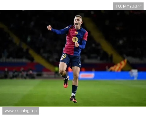 巴萨官方发布莱万佩戴面具训练照